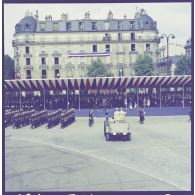Défilé à pied. Passage du 1er groupe de chasseurs mécanisés (1er GCM) de Reims, lors de la cérémonie militaire du 14 juillet 1974 sur la place de la Bastille.