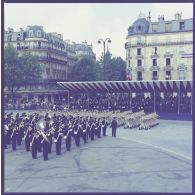 Défilé à pied. Passage du 58e régiment de commandement et de transmissions (58e RCT) de Compiègne, lors de la cérémonie militaire du 14 juillet 1974 sur la place de la Bastille.