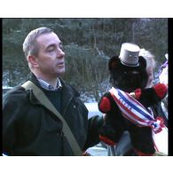 Adieux aux armes du général Gosset et visite d'adieux du général Chazarin au Quartier Napoléon.