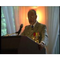 Adieux aux armes du général Cler, adjoint du général Brullard au CFFSB (commandement des forces françaises stationnées à Berlin) .