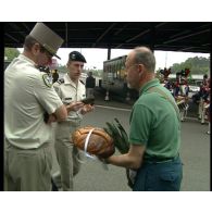 Adieux aux armes du général Cler, adjoint du général Brullard au CFFSB (commandement des forces françaises stationnées à Berlin)  : remise de la musette à l'ancien check point Bravo.