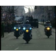 Cérémonie de dissolution des FFSB (forces françaises stationnées à Berlin)  : prises d'armes et défilé à Tegel.