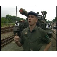 Départ des chars AMX-30 et des VAB pour la France.