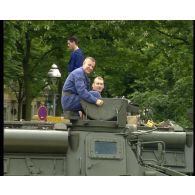 Départ des chars AMX-30 et des VAB pour la France.