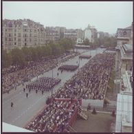 Vue aérienne du défilé à pied. Passage du drapeau et sa garde du Centre d’instruction naval (CIN) de Brest, suivi du sous-marin nucléaire lance-engins (SNLE) Le Redoutable et de la base aéronavale (BAN) de Nîmes-Garons, lors de la cérémonie du 14 juillet 1977.