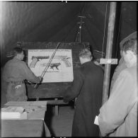 Cour au tableau sur le mécanisme d'un pistolet 7,65mm Mle 1935 au centre d'instruction de Beni-Messous.