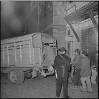 Suspects embarqués dans un camion.