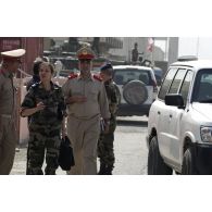 Personnalités civiles et militaires venus accueillir le ministre de la Défense sur l'aéroport de Kaboul.