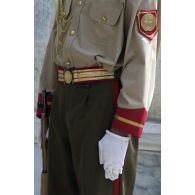 Le ministre de la Défense, Michèle Alliot-Marie accueillie par son homologue afghan.