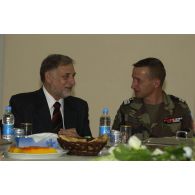 Le ministre de la Défense lors d'un déjeûner avec son homologue afghan.