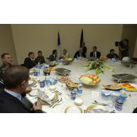Le ministre de la Défense lors d'un déjeûner avec son homologue afghan.