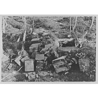 Caisses de munitions abandonnées par l'armée allemande.