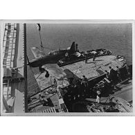 Un Morane Saulnier MS-406 est transbordé du "commandant Teste" sur un ponton.