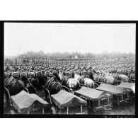 La nouvelle armée polonaise constituée en France défile devant les autorités civiles et militaires.