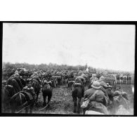 Plan général des troupes polonaises alignées lors de la cérémonie militaire, les soldats sont photographiés de dos