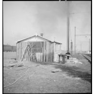 En bordure de voie ferrée, plan général d'une baraque de bois.