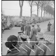 Les ambulances Chevrolet de la Section sanitaire de volontaires américains n°1 (SSVA) sont garées le long de la NP 4 (aujourd'hui RN 4) avant de rentrer dans la commune de Sézanne.
