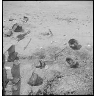 Plan général d'équipements individuels allemands abandonnés sur un chemin près de la route de Laon.