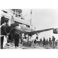 A bord du "commandant Teste" un Morane Saulnier MS-406 (n° 805) est transbordé.