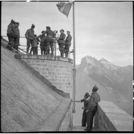 Plan général d'une équipe de tournage SCA au travail au fort du Télegraphe, sous le col du Galibier.