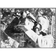 Plan américain d'un opérateur de prise de vue qui filme avec un ANP sur le visage.