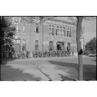 Des prisonniers alliés passent devant la gare du Cambrésis à Cambrai.