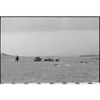 Au loin, le char B1 Bis "Crécy-au-Mont".