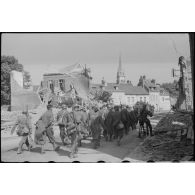 A Abbeville, des prisonniers du 15e régiment d'infanterie (31ème division d'infanterie) clocher de l'église Saint Jacques.