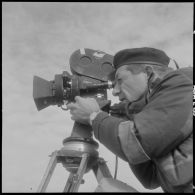 Zone est du Sahara (ZES). Le reporter cinéaste du service cinématographique des armées (SCA) Gérard Py en action.