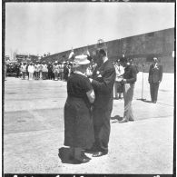 Alger. Môle de l'Amirauté. Le colonel Paillole remet la Croix de chevalier de la Légion d'honneur à madame Lardry.