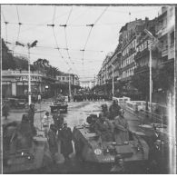 Alger. Manifestations du 10 décembre 1960. Des auto-mitrailleuses (AM) barrent la rue Michelet à la hauteur de la place Lyautey.