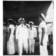 Dans le port de Saigon, lors d'une visite aux avisos "Le Chevreuil" et "La Gazelle" et à la frégate                  "Le Tonkinois", l'amiral Thierry d'Argenlieu passe en revue les troupes embarquées sur l'un des bâtiments. [description provisoire]