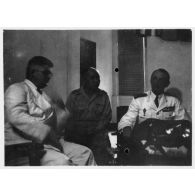 Lors de la réception  général Leclerc au palais présidentiel, (de gauche à droite) Jean Cédile, Nguyen Van Xuan, l'amiral Thierry d'Argenlieu, le colonel Nguyen Van Thinh et le général Leclerc discutent autour d'une table. [description provisoire]