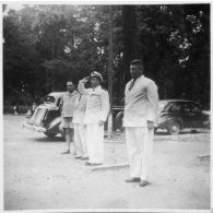 Jean Cédile arrive au vernissage du concours des élèves de l'école d'arts appliqués de Gia Dinh. [description provisoire]
