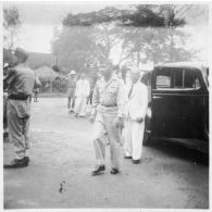 Arrivée du colonel Nguyen Van Xuan au vernissage du concours des élèves de l'école d'arts appliqués de Gia Dinh. [description provisoire]