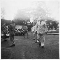 Jean Cédile arrive au vernissage du concours des élèves de l'école d'arts appliqués de Gia Dinh. [description provisoire]