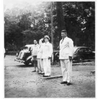 Jean Cédile arrive au vernissage du concours des élèves de l'école d'arts appliqués de Gia Dinh. [description provisoire]