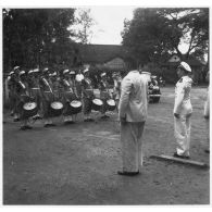 Jean Cédile arrive au vernissage du concours des élèves de l'école d'arts appliqués de Gia Dinh. [description provisoire]