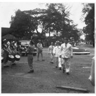 Jean Cédile arrive au vernissage du concours des élèves de l'école d'arts appliqués de Gia Dinh. [description provisoire]