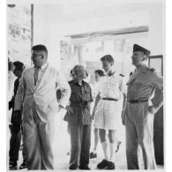 Jean Cédile et le général Nyo discutent lors de l'inauguration du hall d'information de Saigon. [description provisoire]