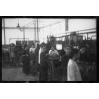 Les employés et les installations de l'usine des Brasseries et Glacières de l'Indochine (BGI) de Saigon. [description provisoire]