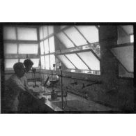 Les employés et les installations de l'usine des Brasseries et Glacières de l'Indochine (BGI) de Saigon. [description provisoire]