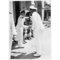 Lors de sa réception au palais du président Thinh, l'amiral britannique Archer est accueilli par le président du Gouvernement provisoire de la Cochinchine, Nguyen Van Thinh et par un représentant de l'autorité française. [description provisoire]