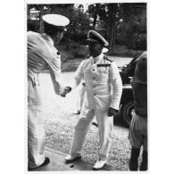 Lors de sa réception au palais du président Thinh, l'amiral britannique Archer est accueilli par le président du Gouvernement provisoire de la Cochinchine, Nguyen Van Thinh et par un représentant de l'autorité française. [description provisoire]