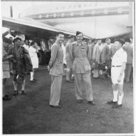 Départ du général de brigade Weiser de l'aéroport de Tan Son Nhut pour la France. [description provisoire]