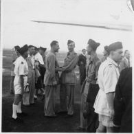 Départ du général de brigade Weiser de l'aéroport de Tan Son Nhut pour la France. [description provisoire]