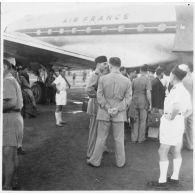 Départ du général de brigade Weiser de l'aéroport de Tan Son Nhut pour la France. [description provisoire]