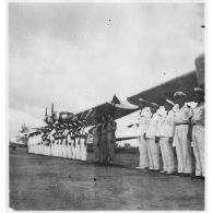 Cérémonie de remise de décorations aux fanions des compagnies du groupement aéronavale à l'aéroport de Tan Son Nhut. [description provisoire]