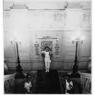 Mise en scène militaire, lors de l'arrivée de l'amiral Thierry d'Argenlieu à la réception donnée dans sa résidence. [description provisoire]