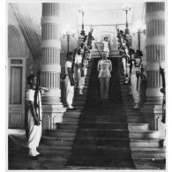 Mise en scène militaire, lors de l'arrivée de l'amiral Thierry d'Argenlieu à la réception donnée dans sa résidence. [description provisoire]